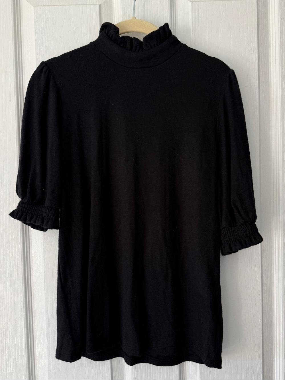 Gibsonlook Women's Short Sleeve Black Ruffle Turtleneck Sweater EUC